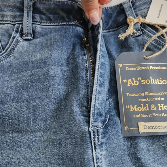 NWT DEMOCRACY "AB" SOLUTION Tummy control MEDIUM WASH DENIM SHORTS sz12 - Picture 4 of 6
